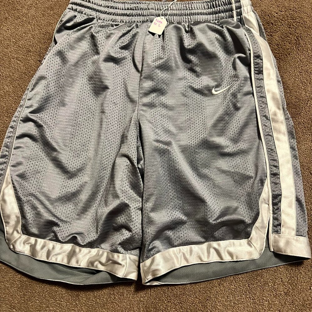Nike basketball shorts large